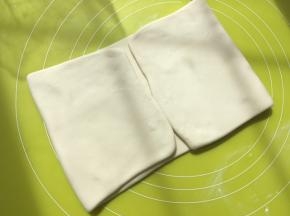 之后两侧面片向中间对折一下