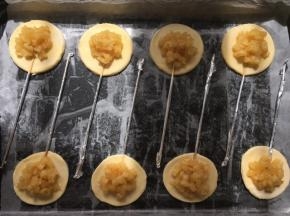 之后在每一片的中间放入苹果馅
