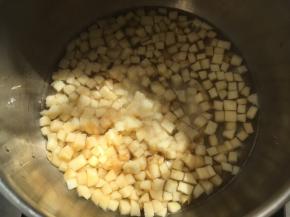 锅内加入砂糖、水跟苹果碎，小火加热，炖至汤汁收干