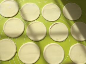 揭掉多余的面片，揉面垫上剩下的就是我们需要的圆片啦