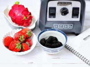 将提前冷冻好的草莓拿出备用，将桑葚洗净去蒂。