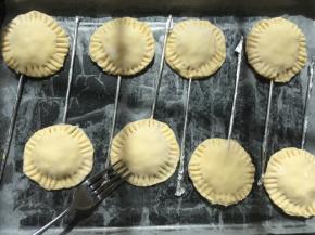 用叉子在边缘处压一下，这样两片圆片就会粘合在一起