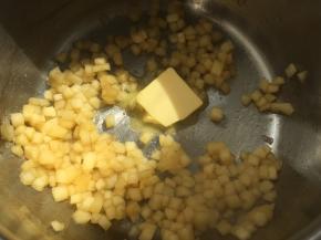 汤汁收干后加入黄油搅拌均匀至黄油融化