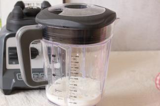 倒入牛奶，盖好盖子