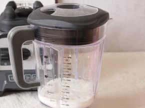 倒入牛奶，盖好盖子