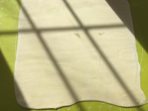 将折好的面片擀成薄片，厚度约为0.2厘米左右