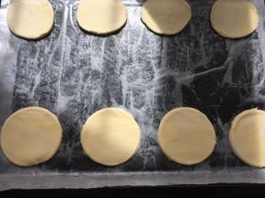 烤盘铺油纸，取8片圆片铺在烤盘上