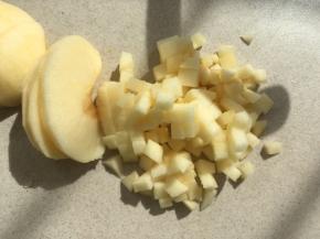 苹果洗干净，去皮去核，切成碎块