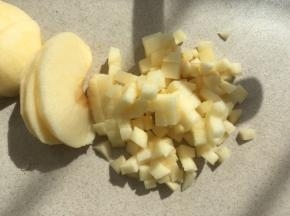 苹果洗干净，去皮去核，切成碎块