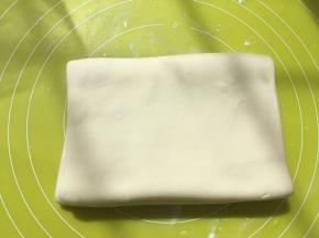 之后再将两片对折在一起，正好折成四折