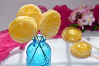 美味的棒棒糖苹果酥就做好啦，酥脆的外皮裹上苹果酸甜的内馅，小小的吃起来很方便