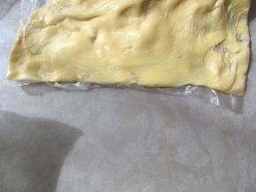 裹入用黄油软化好，用手先将保鲜袋的两个角挤满