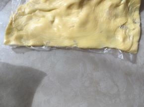 裹入用黄油软化好，用手先将保鲜袋的两个角挤满
