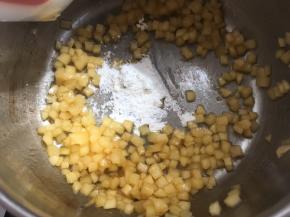 加入玉米淀粉，搅拌均匀