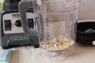 将杏仁倒入破壁机的搅拌杯中