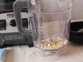 将杏仁倒入破壁机的搅拌杯中