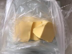 揉面的时候用小号保鲜袋称出裹入黄油，室温软化