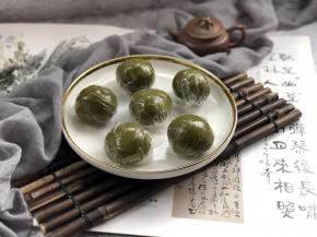 暂时不吃的用保鲜膜包起来，放着也不会硬哦～