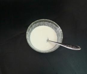 面粉，盐，清水倒入碗中拌匀。