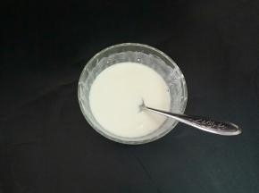 面粉，盐，清水倒入碗中拌匀。