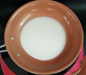 倒入抹油的锅中，