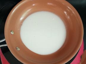 倒入抹油的锅中，