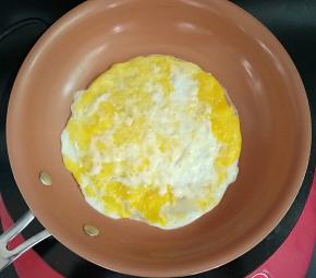 打入鸡蛋，用锅铲弄散，