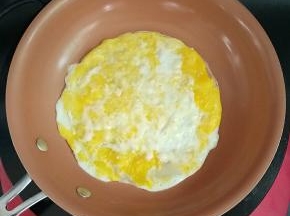 打入鸡蛋，用锅铲弄散，