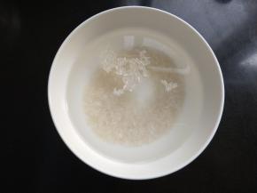 大米浸泡洗净。