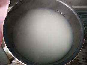 水开后放入大米，用勺搅拌一下，然后小火熬20分钟。。