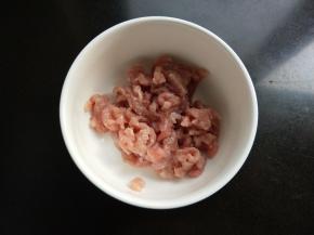 瘦肉切丝，放盐，生粉，料酒拌匀。