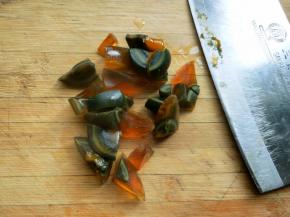 皮蛋去壳后切小块（皮蛋煮10分钟比较好切）。