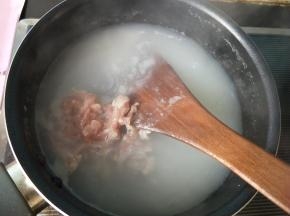 放入瘦肉。