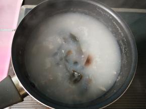 放入皮蛋，放盐，鸡精，拌均匀，可以吃啦！