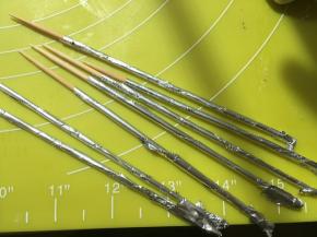 我用的烤肠的签子，防止烘烤的过程中变色，可以用锡纸包裹上