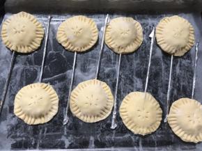 再用刀在中间划几刀，防止烘烤的过程中内部受热膨胀