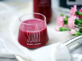 将桑葚火龙果草莓果汁缓慢地倒入杯子里，小酌一口，淡淡的甜味，不知不觉一杯甘甜沁入心脾，回味无穷。