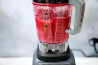 不需要一分钟，桑葚火龙果草莓果汁就打好了。