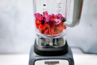 将桑葚、红心火龙果和草莓放进搅拌杯。