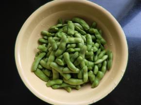 毛豆剪去两头，洗净。