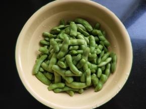 毛豆剪去两头，洗净。