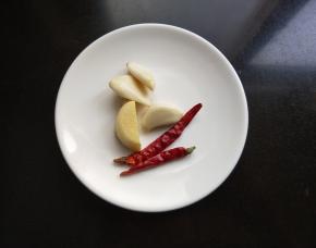 准备生姜，大蒜，干辣椒。