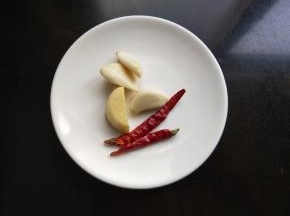 准备生姜，大蒜，干辣椒。