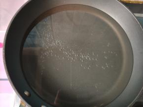 锅内放清水，烧开。