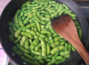 倒入毛豆，放盐，加两滴食用油。