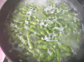 烧开后煮五分钟捞出。