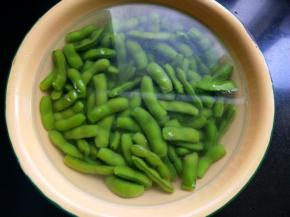 放入准备好的凉开水中浸泡几分钟。