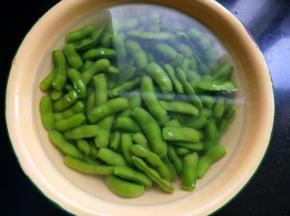 放入准备好的凉开水中浸泡几分钟。