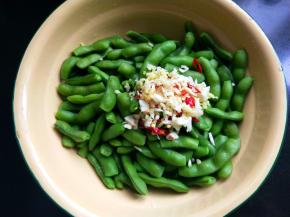 将切好的大蒜，生姜，干辣椒放入碗中。