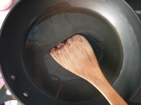 锅内放油，烧至微微冒烟，关火。